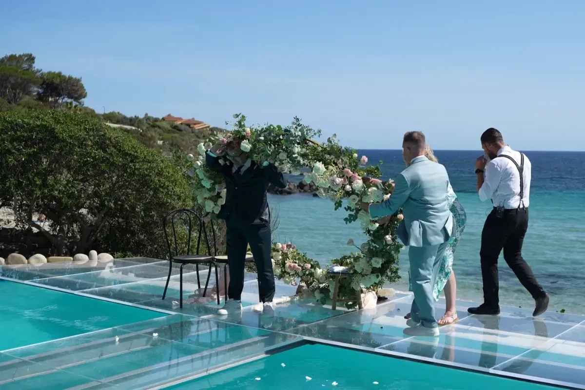 Freie Trauung am Meer: Hochzeitsredner Stefan Kramberg mit dem Brautpaar am Pool