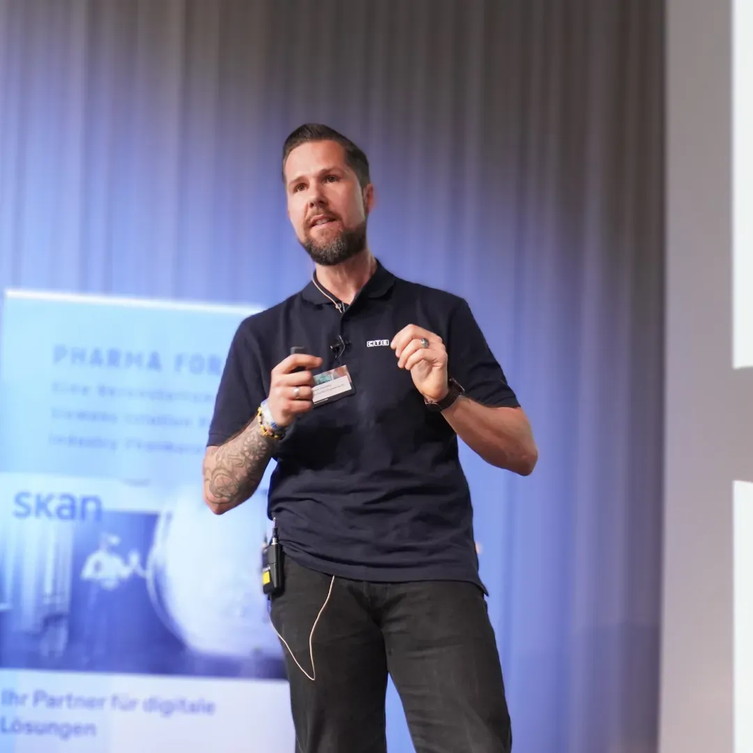 Moderator Stefan Kramberg spricht auf der Bühne des Siemens Pharma Forums
