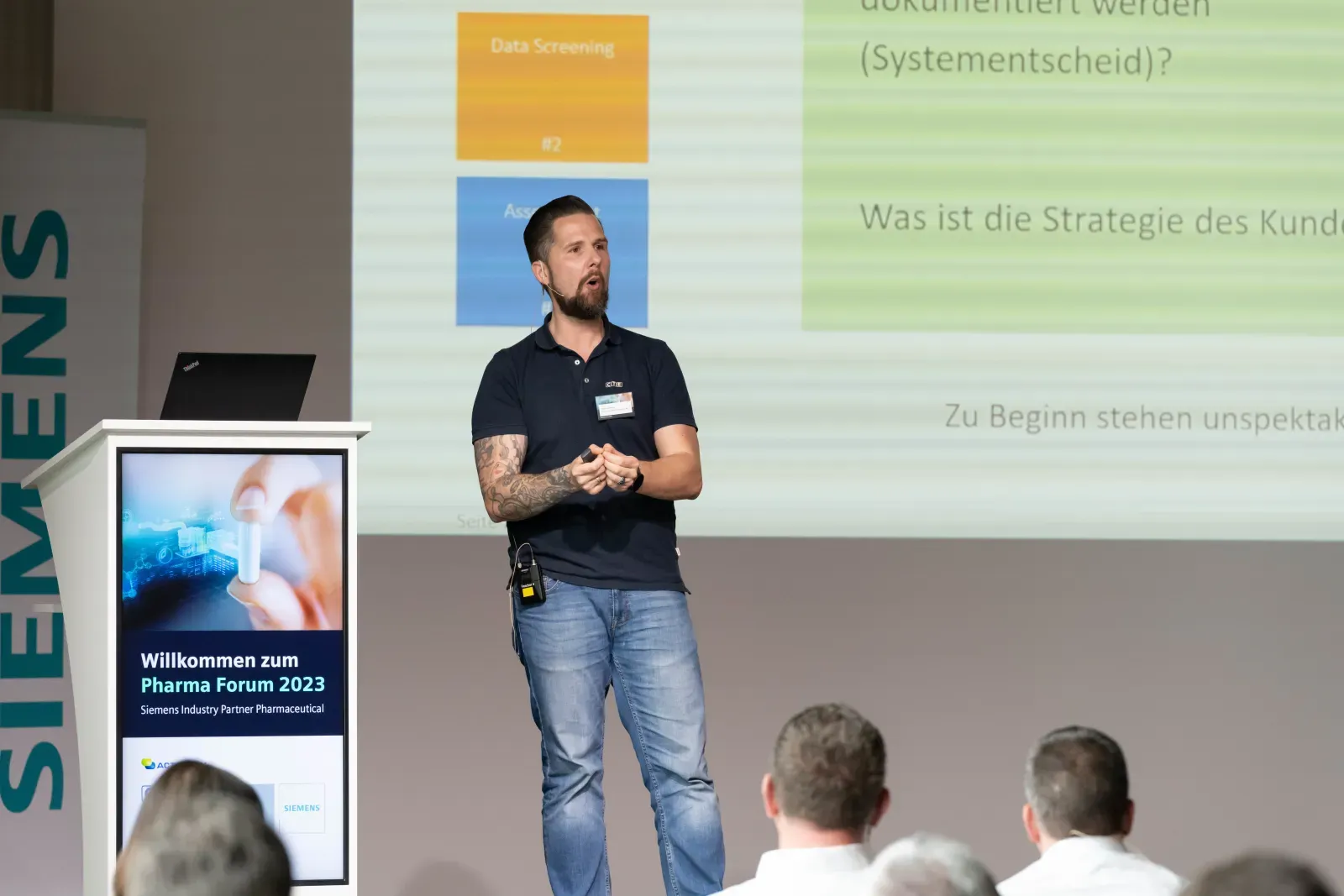 Moderator Stefan Kramberg präsentiert beim Siemens Pharma Forum 2023