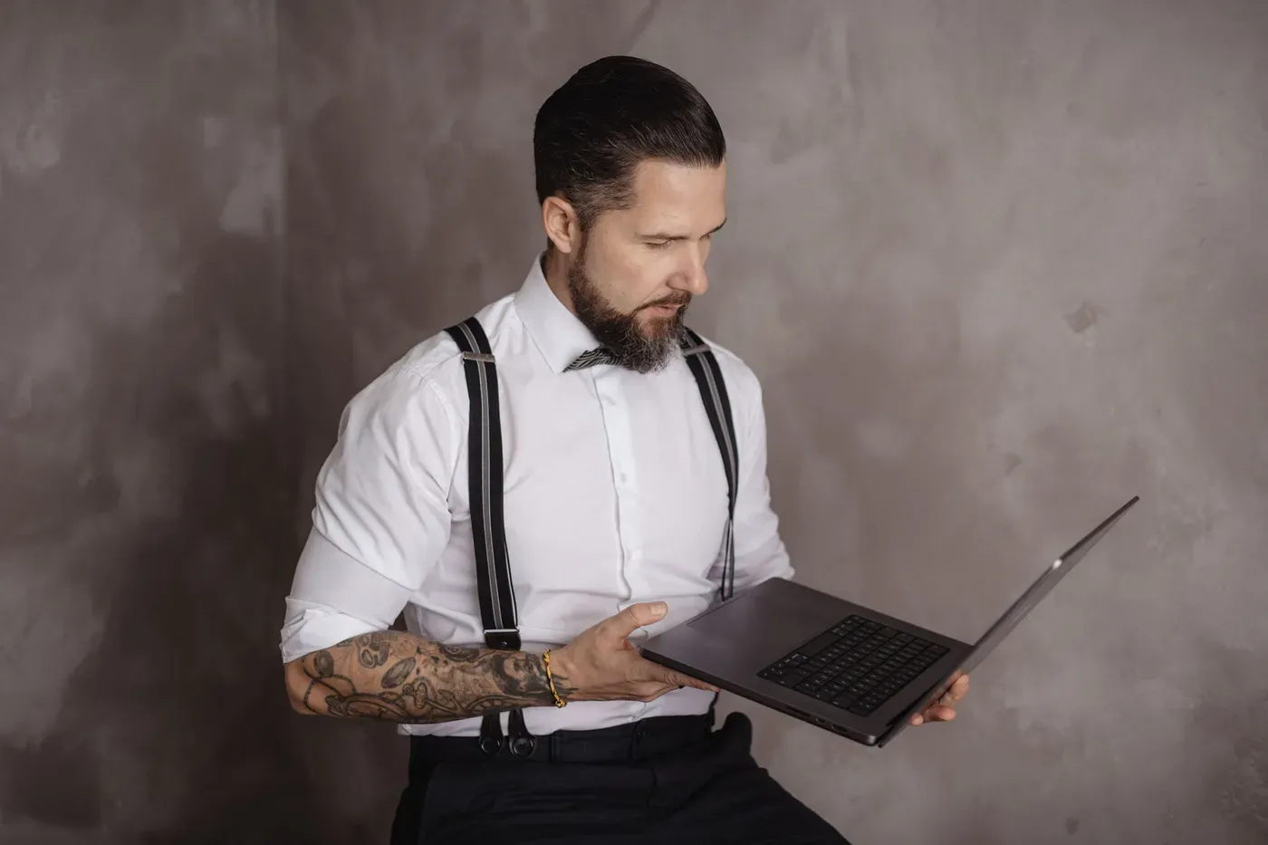 Moderator Stefan Kramberg bereitet am Laptop ein Angebot vor