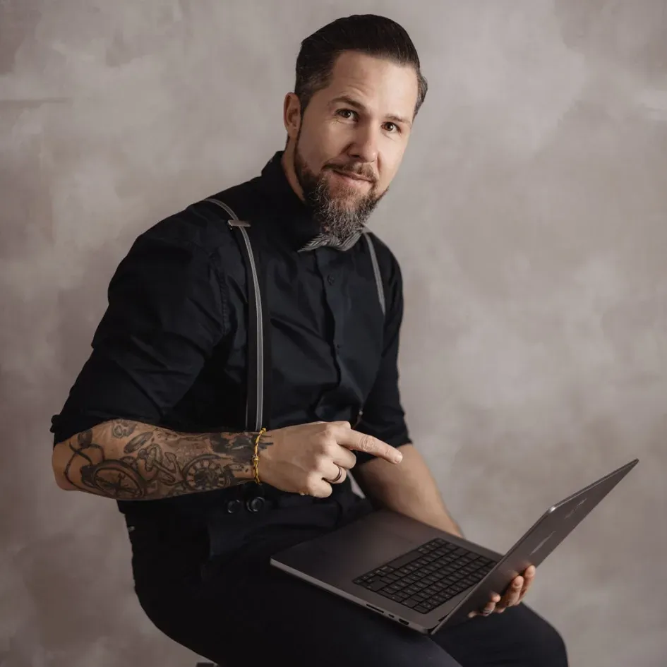 Trauerredner Stefan Kramberg am Laptop